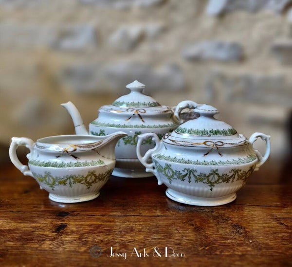 Théière, sucrier et pot à lait en porcelaine