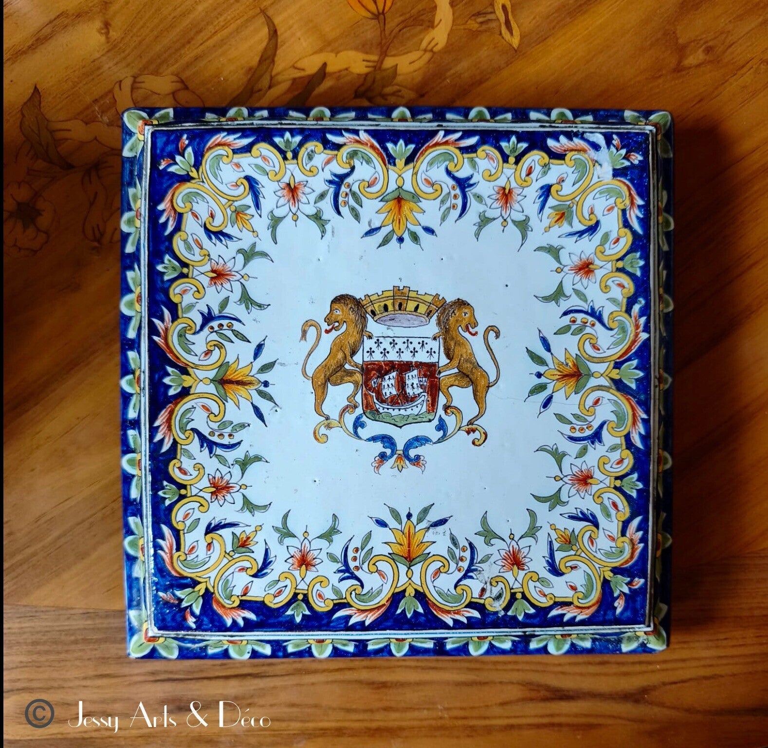🟦 Dessous-de-plat en faïence à décor de blason