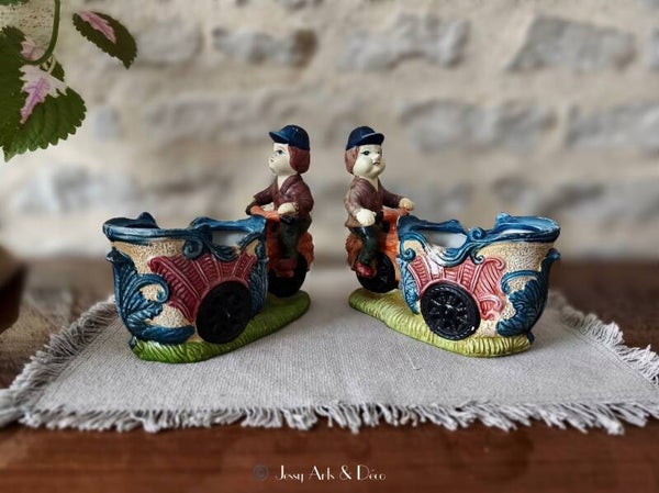 🛺 Paire de cache-pots en céramique polychrome – Enfants sur tricycles