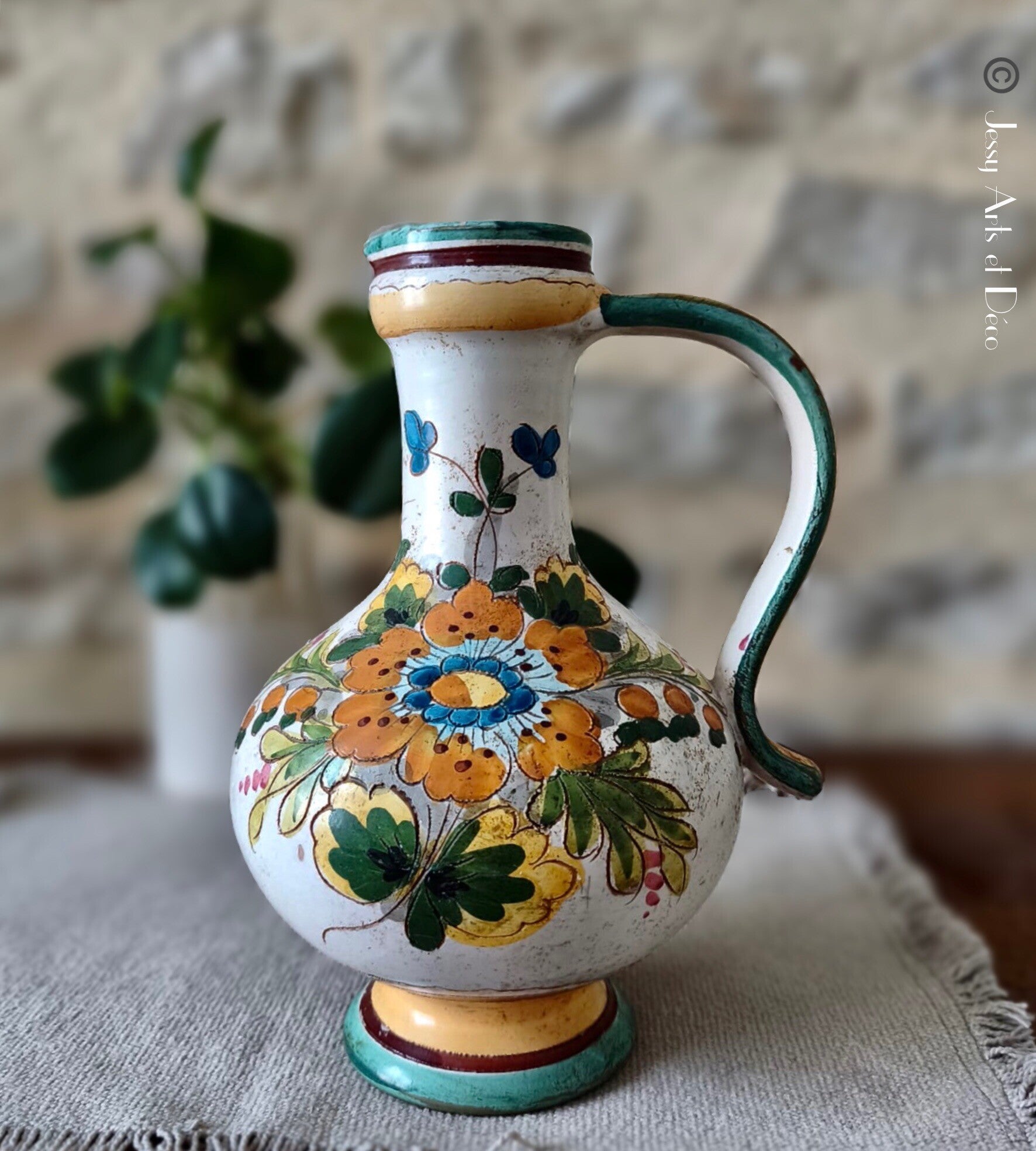 🌻Vase à anse en faïence à décor floral polychrome – H. 24 cm