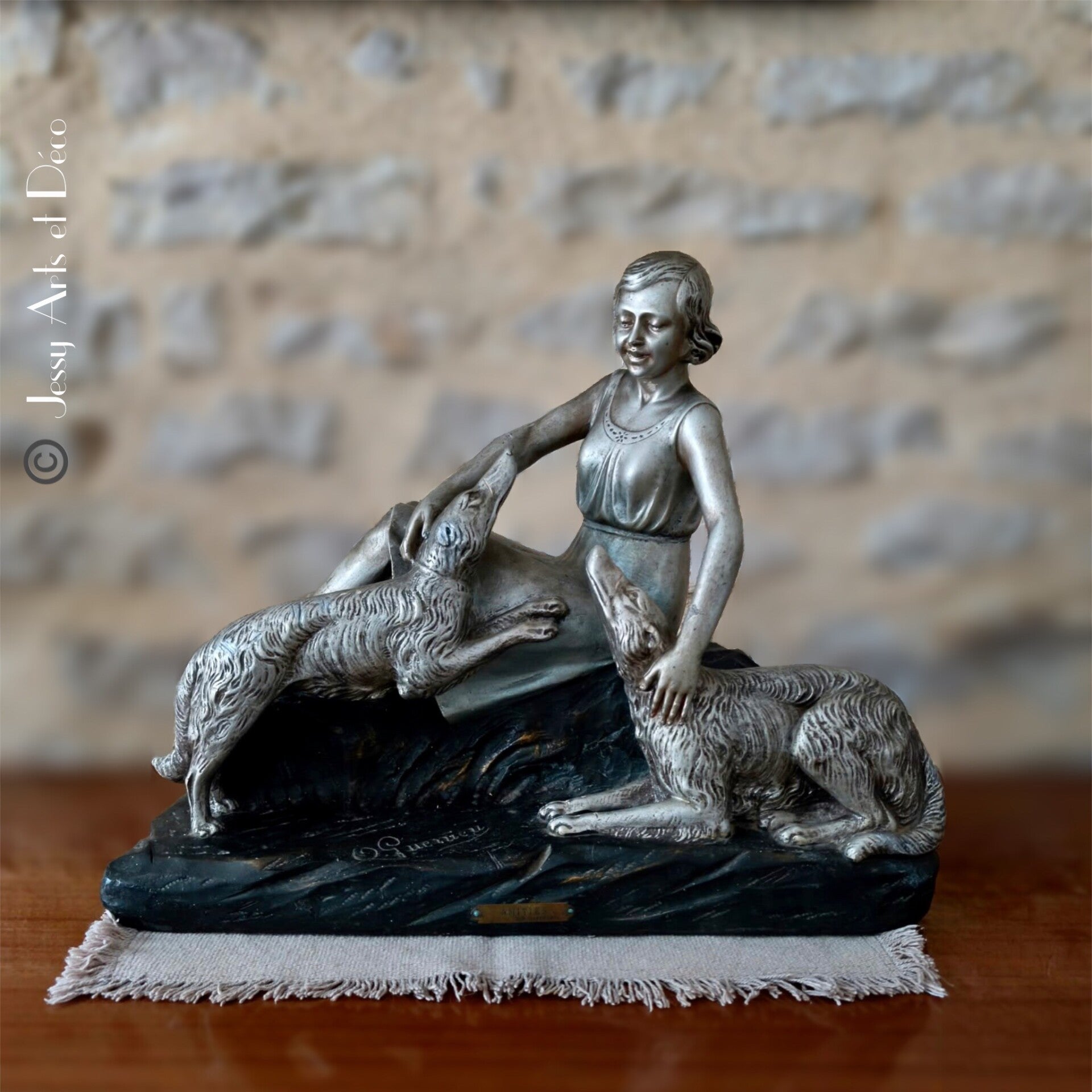 🩶 « Amitiés » — groupe sculpté d’O. Guerrieri, représentant une jeune femme aux deux chiens.