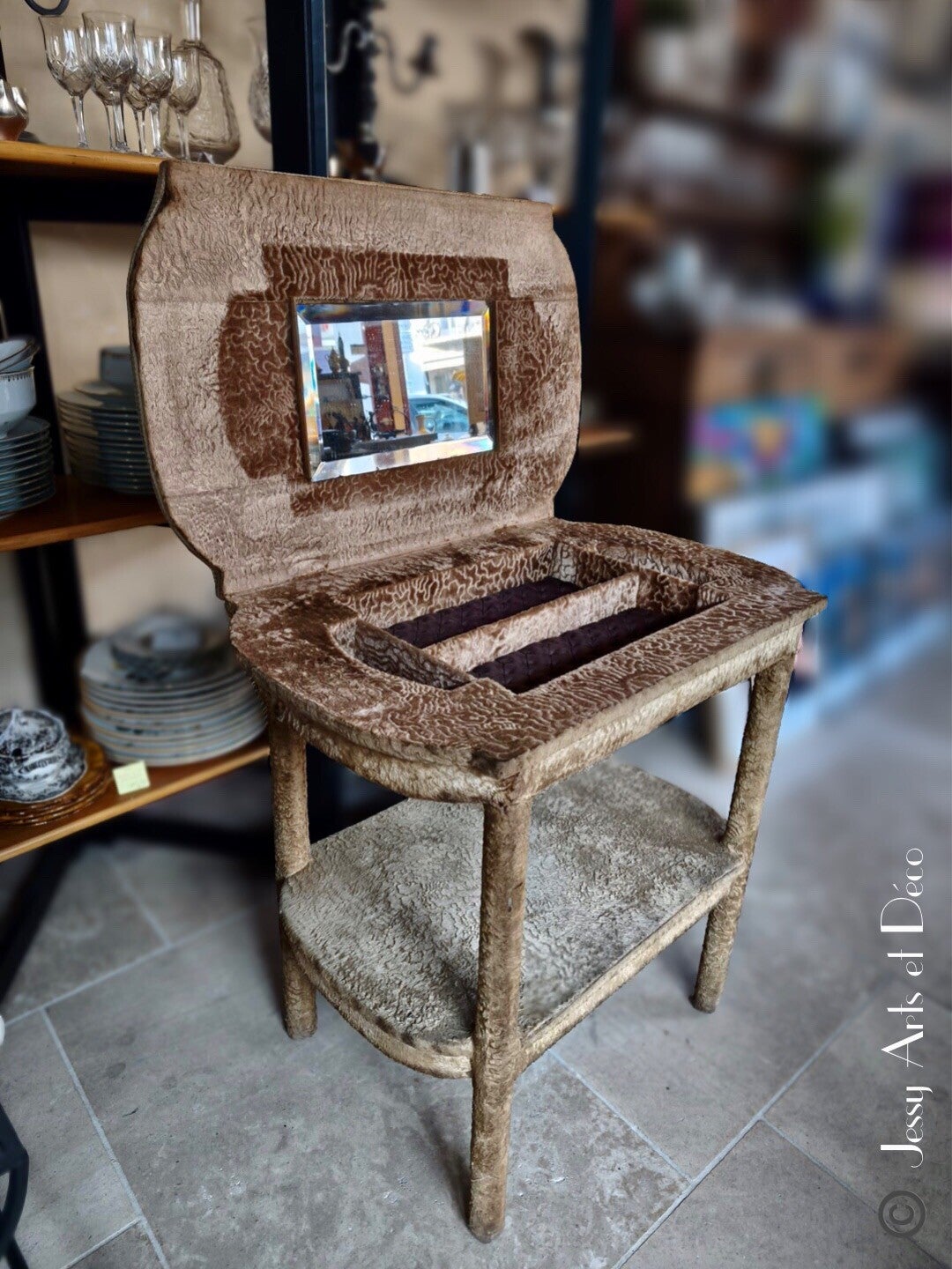 Petite travailleuse à miroir et habillage en velours à restaurer