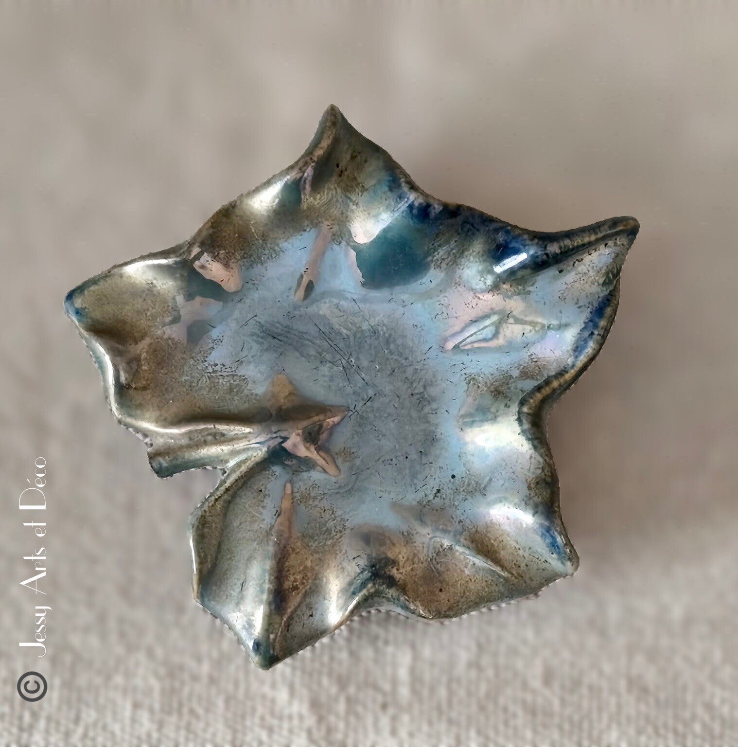 Vide-poches en céramique artisanale forme feuille – Émail irisé flammé