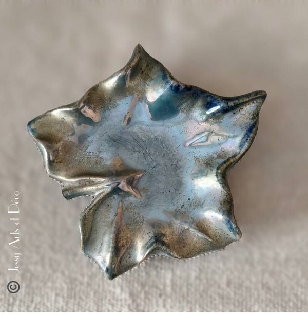 Vide-poches en céramique artisanale forme feuille – Émail irisé flammé