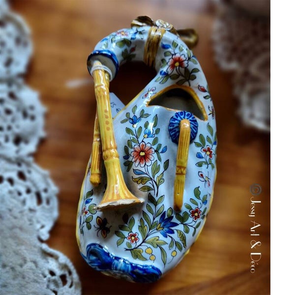 🪗Ancienne Bouquetière Murale en Faïence de Desvres - Forme Biniou / Cornemuse, Signée Géo Martel