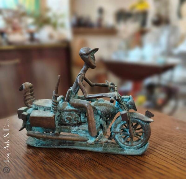 Sculpture motard en métal