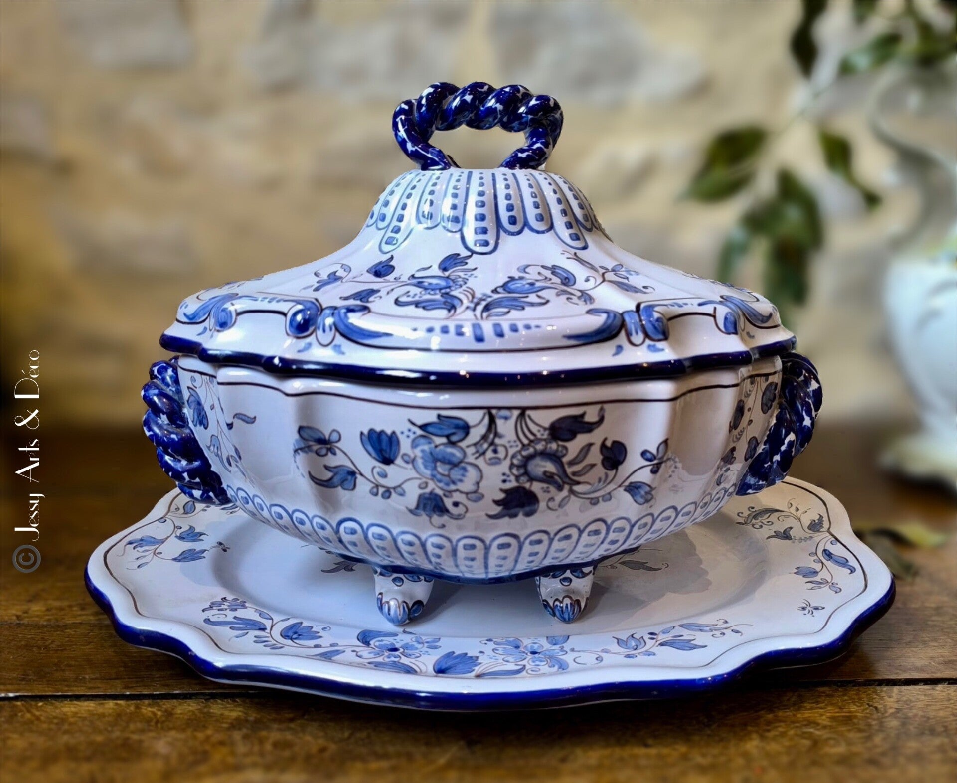 Grande soupière ancienne en faïence de Nevers