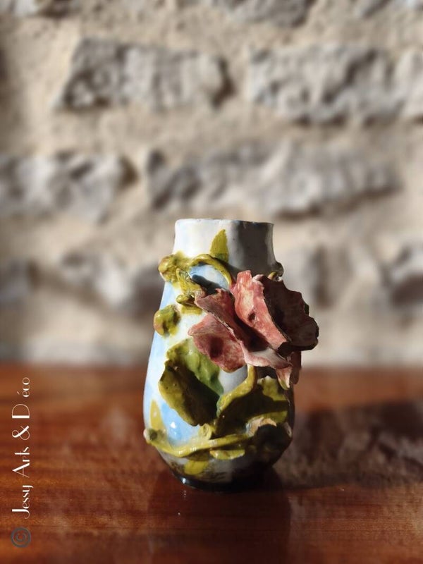 Petit vase en barbotine