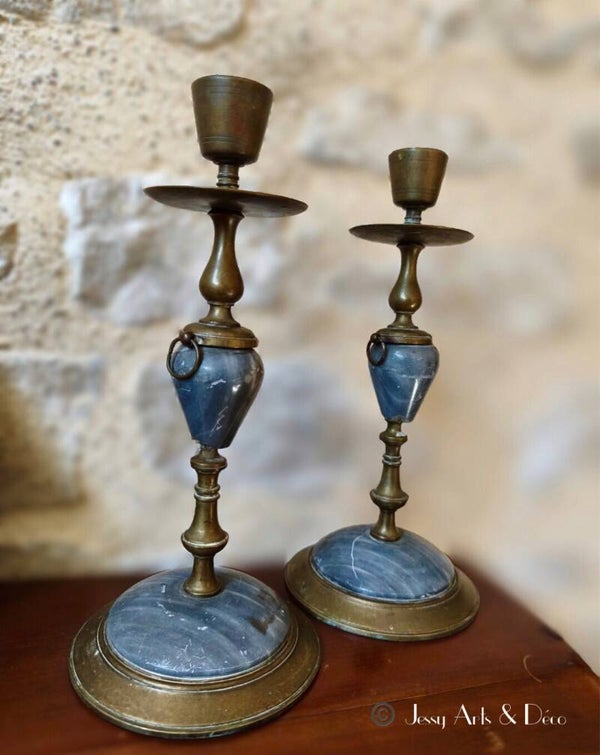 Paire de bougeoirs anciens en laiton platiné et pierre marbrée – 23 cm