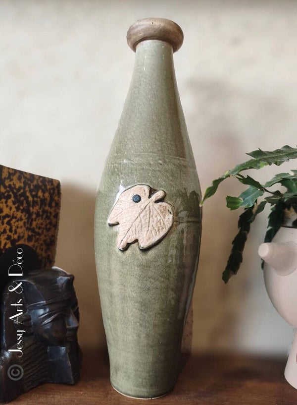 Grand vase en céramique artisanale – Décor feuille – 39 cm
