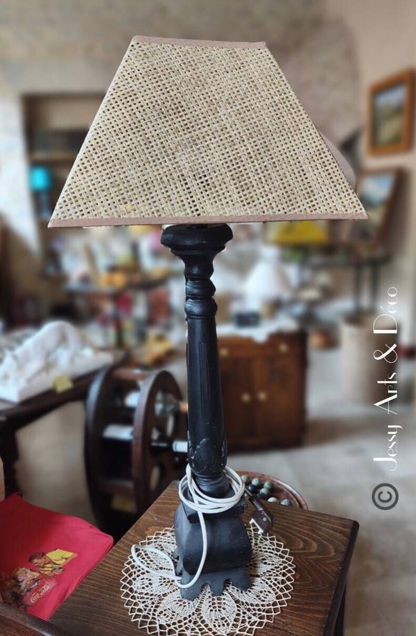 Grande lampe en bois sculpté – Style néo-gothique – 70 cm