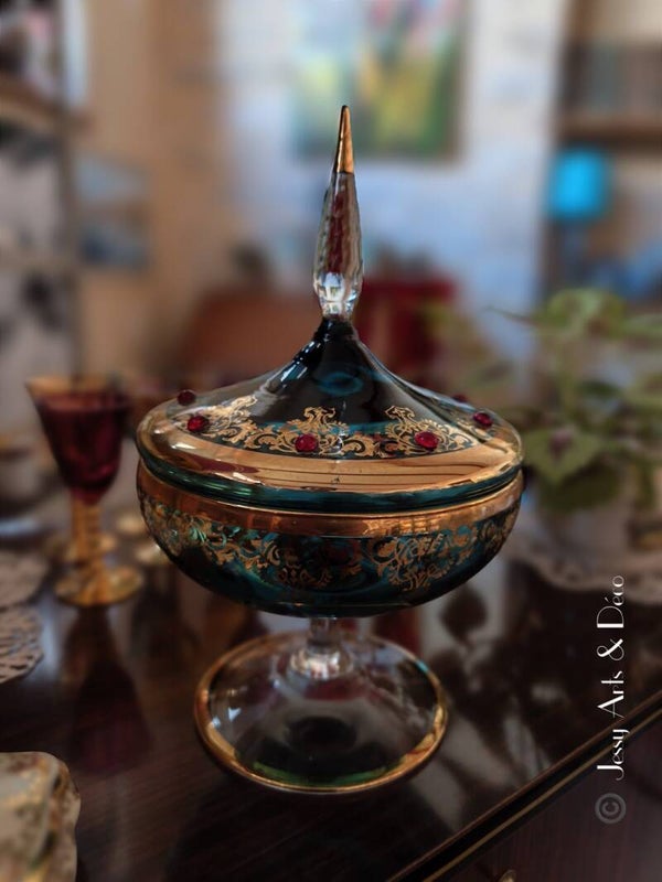 Bonbonnière couverte en verre soufflé bleu émeraude – Décor doré et cabochons rouges