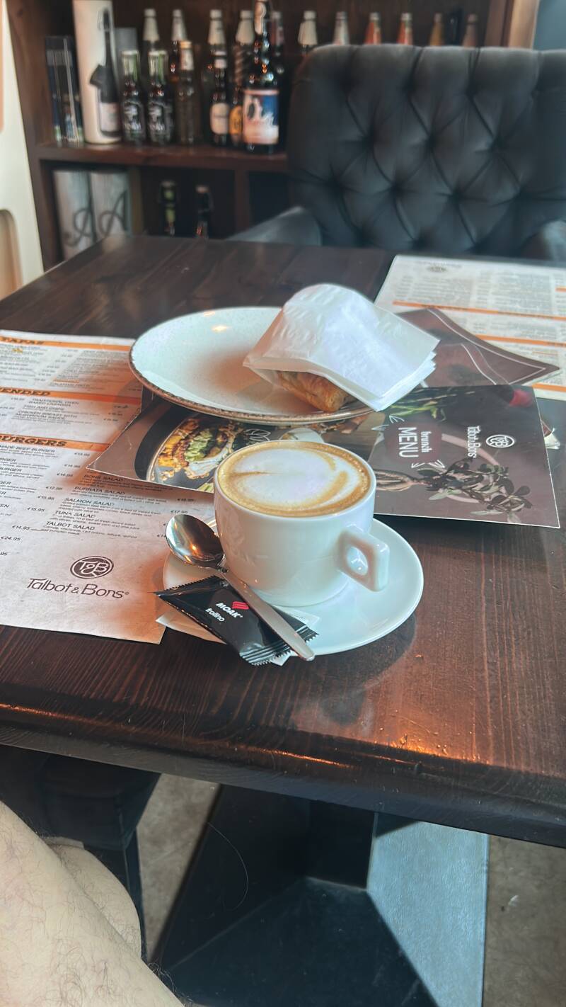 Una mañana en un café de Malta, punto de partida de una conversación sobre Pirandello y la identidad.