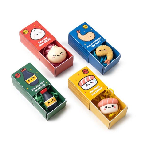 CHARM BAO HOUSE CON FORMA DE BAO. GAMBA.MAKI Y SALSA DE SOJA EN CAJA