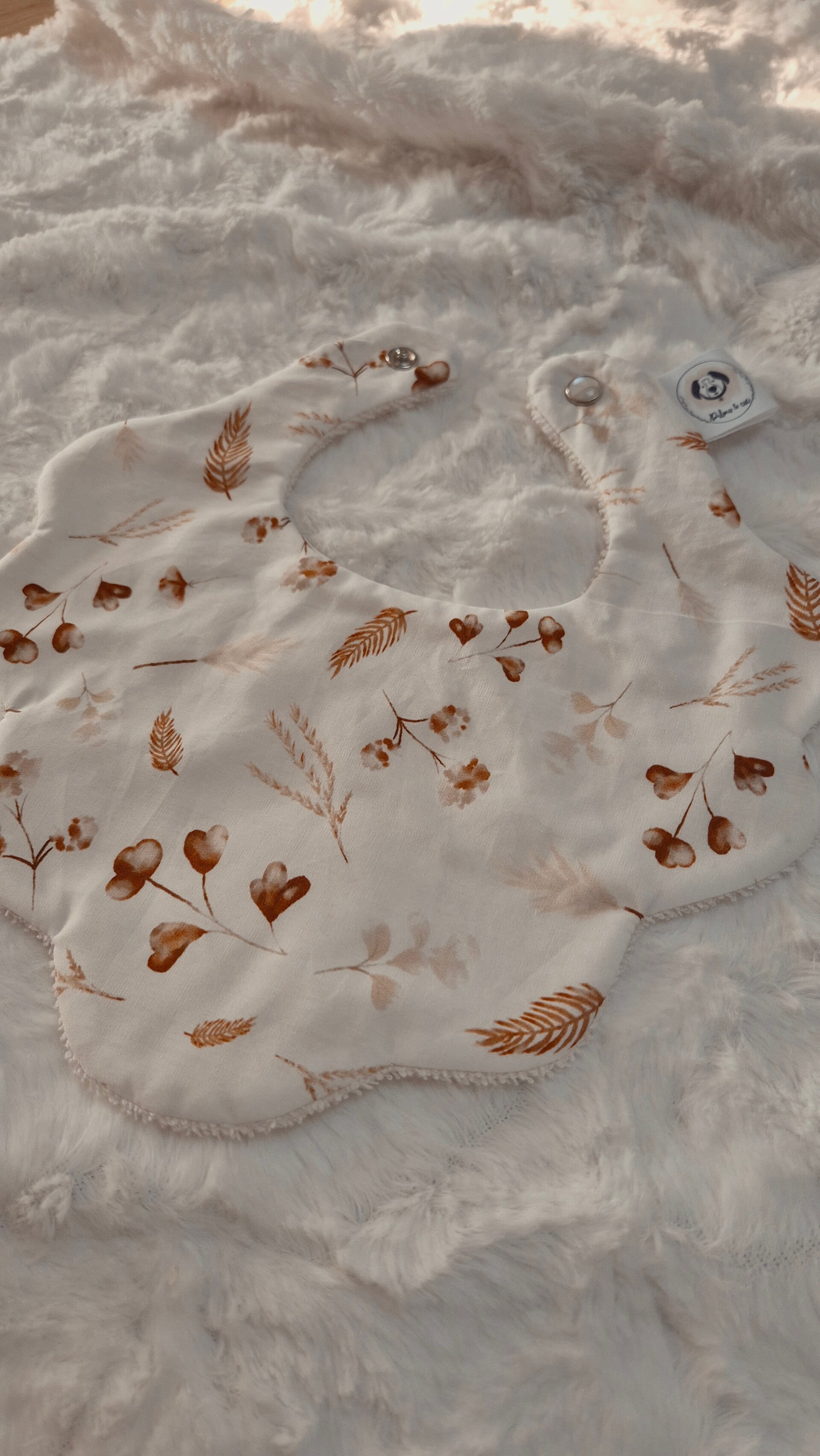 Bavoir fleur – 100 % coton, doux et pratique