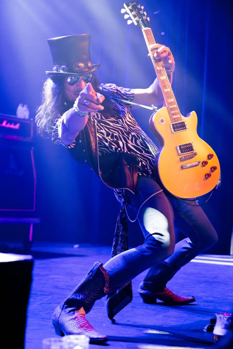 geb-t-mrt-26-slash-n-roses-43-standard.jpg
