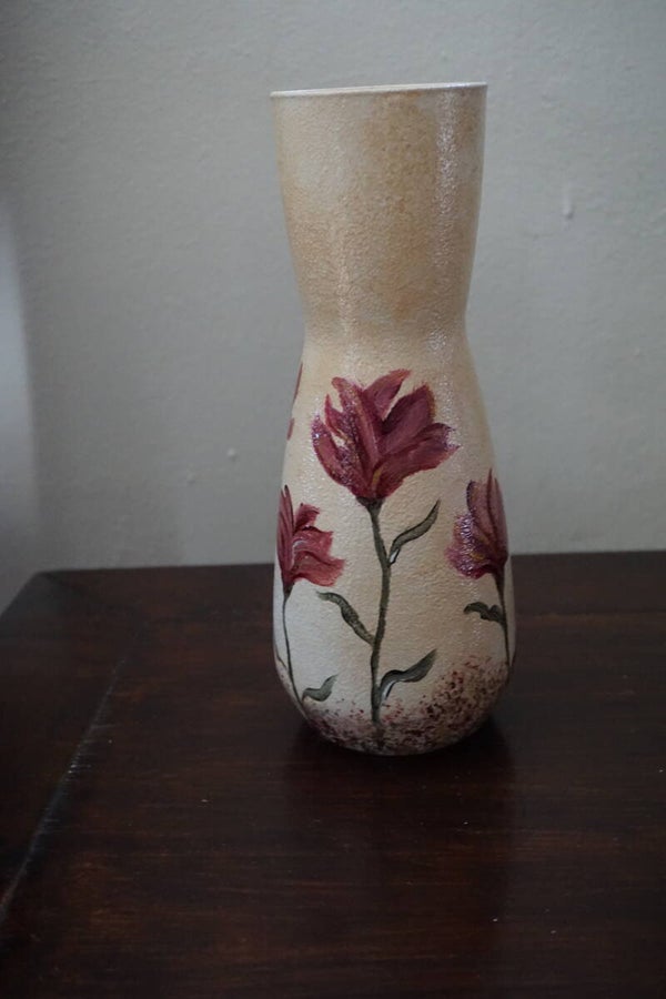 Handbeschilderde vaas in ecru/goud tinten  met donkerrode bloemen