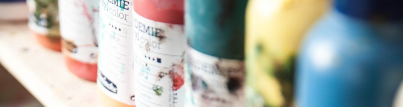 Grote verfpotten met acrylverf in verschillende kleuren