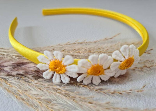 Diadeem met madeliefjes geel/oranje