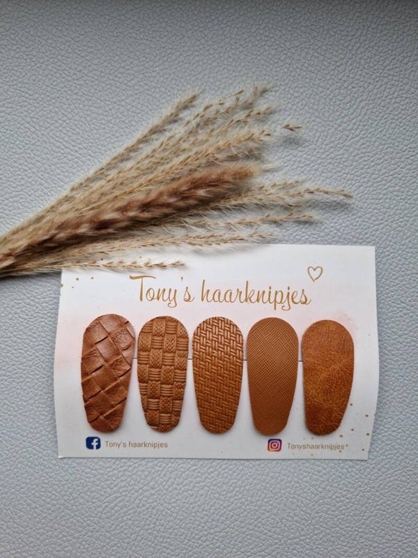 Handgemaakte klikklakspeldjes cognac