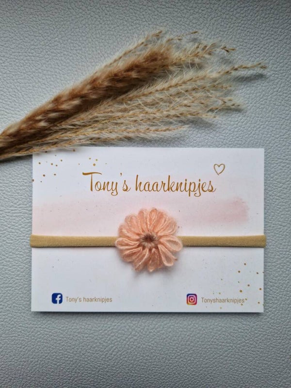 Nylon haarbandje met wol bloem gehaakt nude/zalmroze