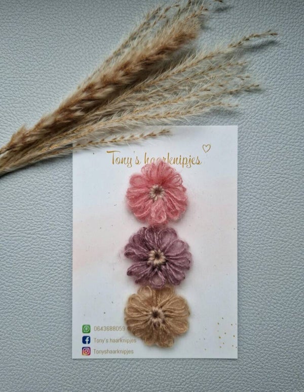 Antislip clipje met wol bloemen gehaakt roze/paars/lichtbruin