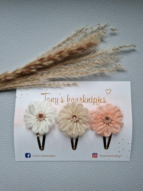 Klikklakspeldjes 5cm met wol bloemen gehaakt wit/beige/zalmroze