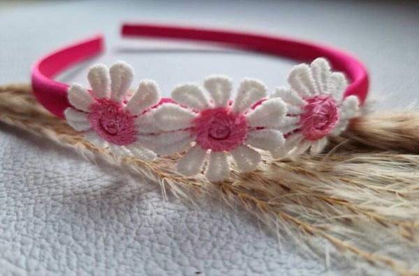 Diadeem met madeliefjes fuchsia roze