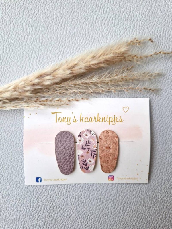 Handgemaakte klikklakspeldjes passend bij de regenboogjes met de kleursamenstelling paars/bloem/oudroze