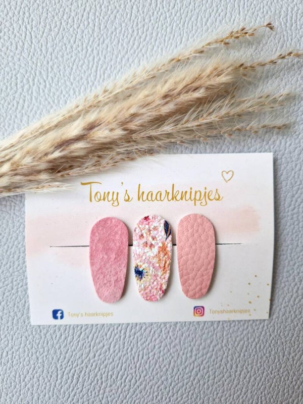 Handgemaakte klikklakspeldjes passend bij de regenboogjes met de kleursamenstelling suède/glitter/roze