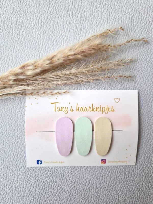 Handgemaakte klikklakspeldjes passend bij de regenboogjes met de kleursamenstelling pastel lila/groen/geel
