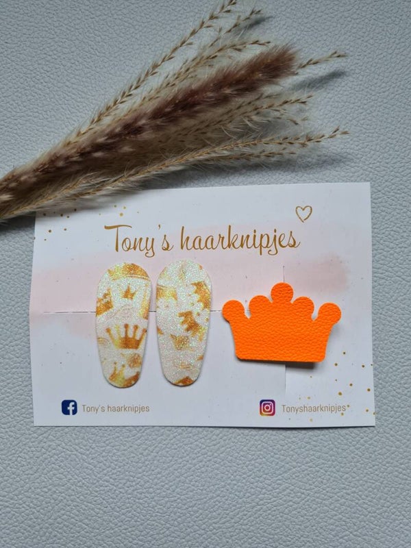 Kroontje met handgemaakte klikklakspeldjes
