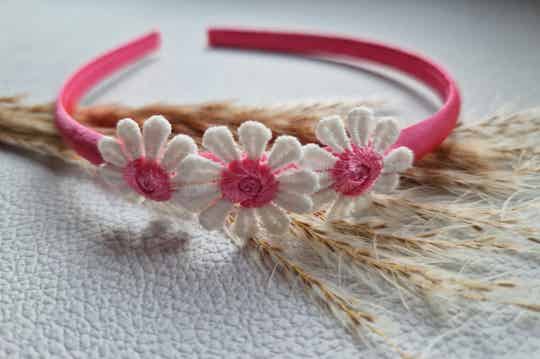 Diadeem met madeliefjes roze