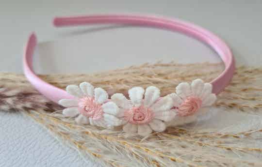 Diadeem met madeliefjes lichtroze