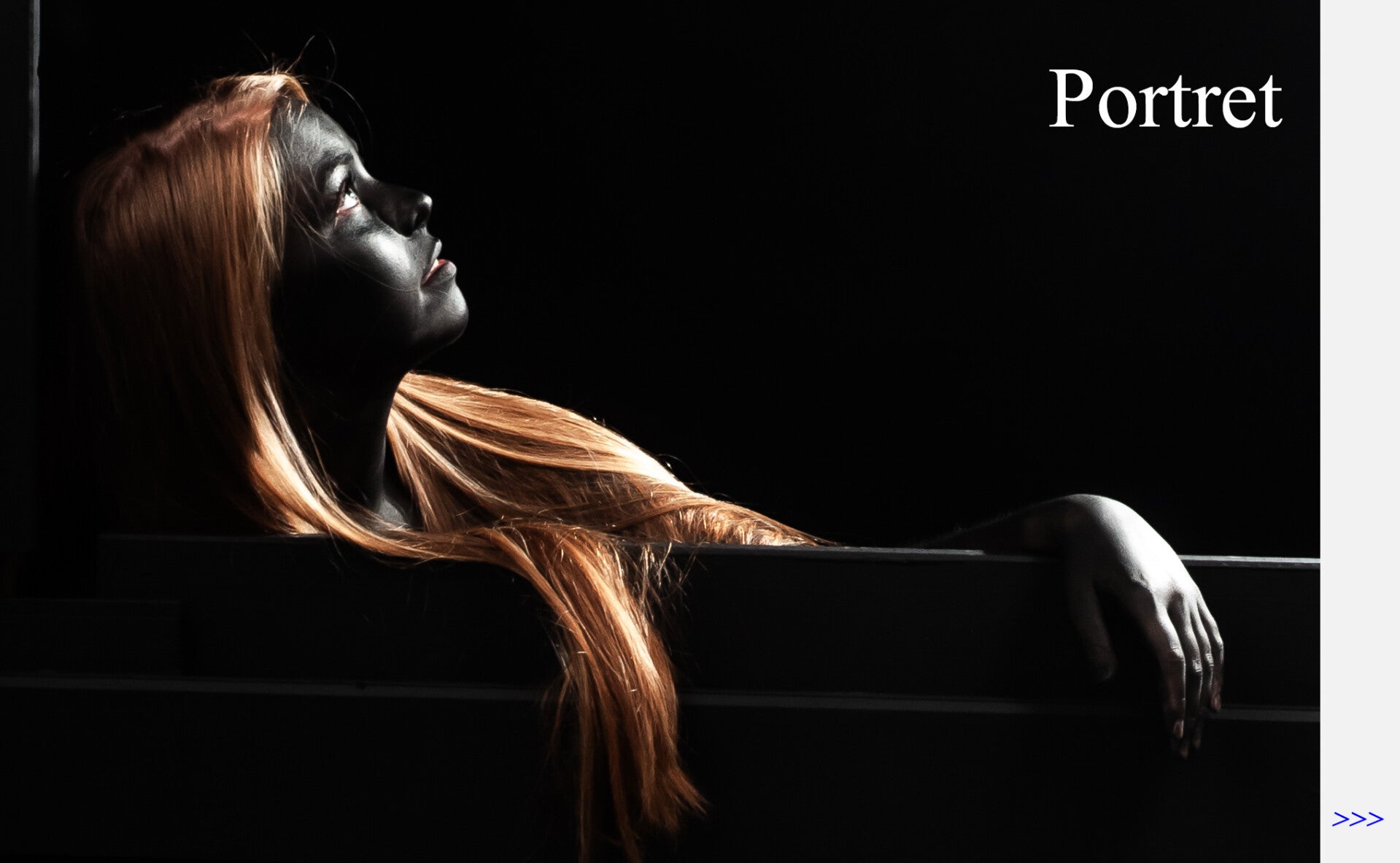 Bijzonder portret van vrouw in donkere omgeving