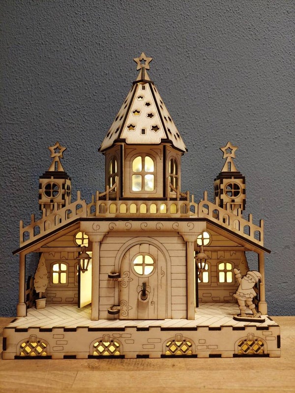 Houten kerkje in kerstsfeer met verlichting