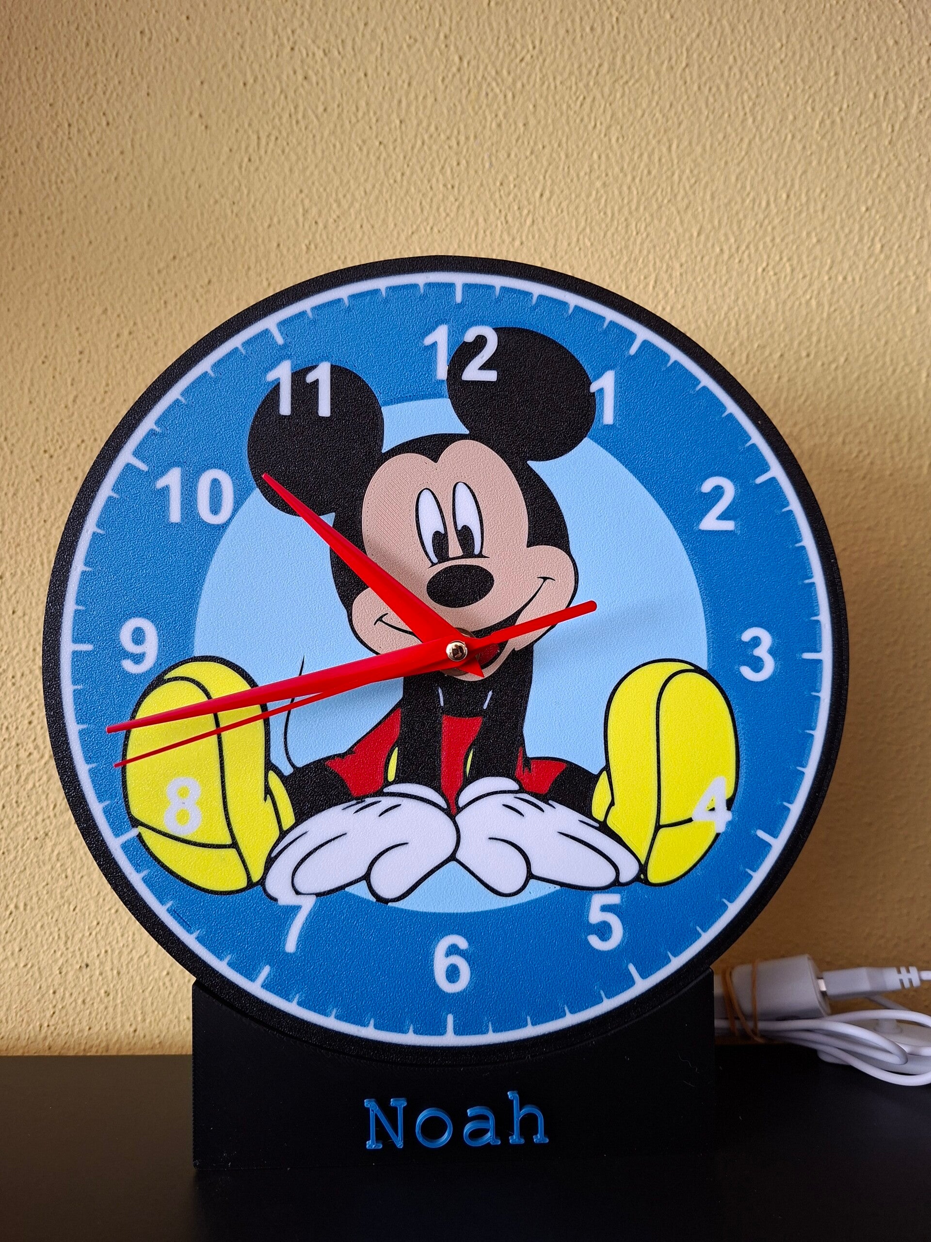Mickey Mouse klok en lamp met je eigen naam op de standaard