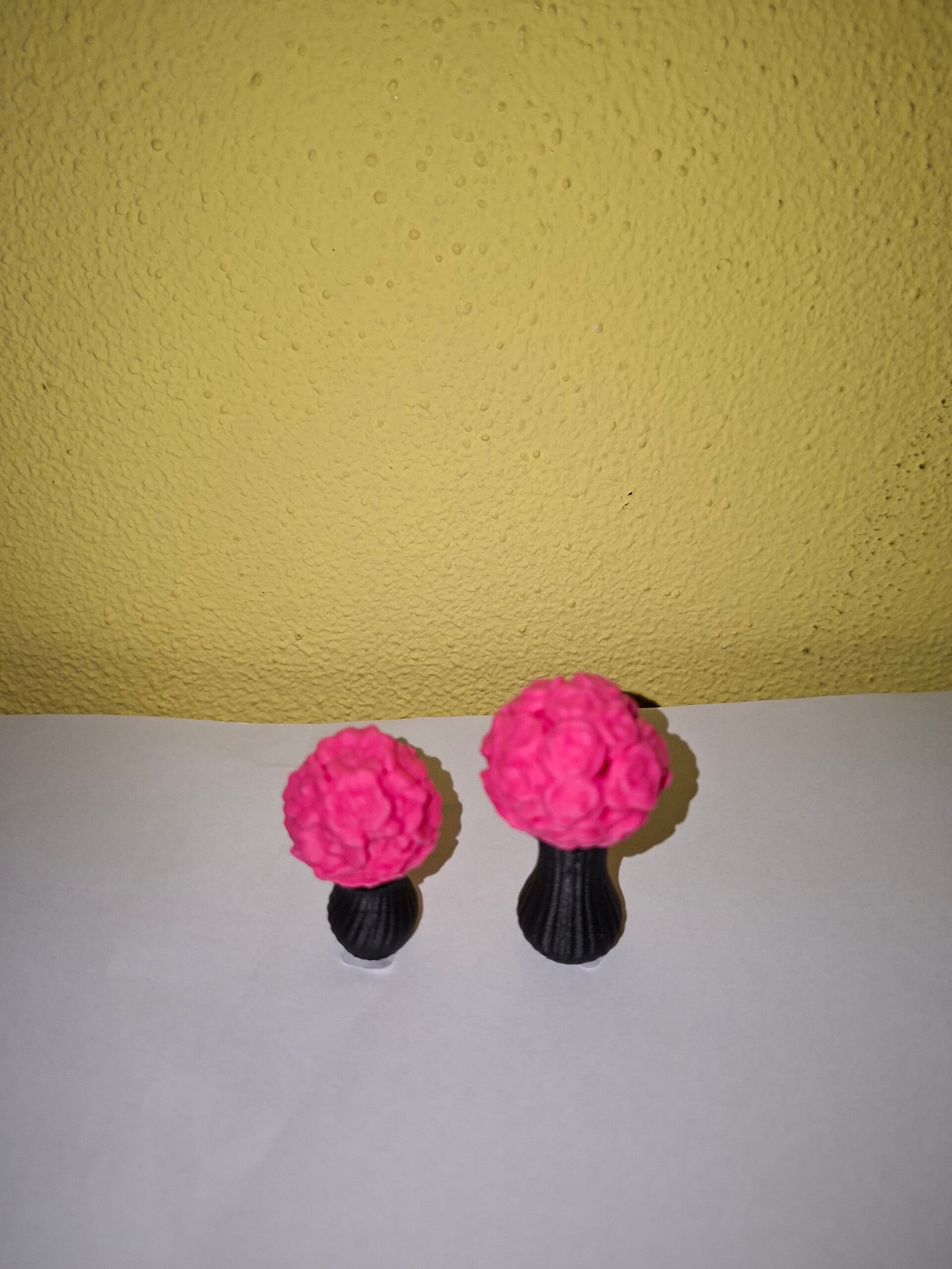 Grote en kleine vaas met bloemen