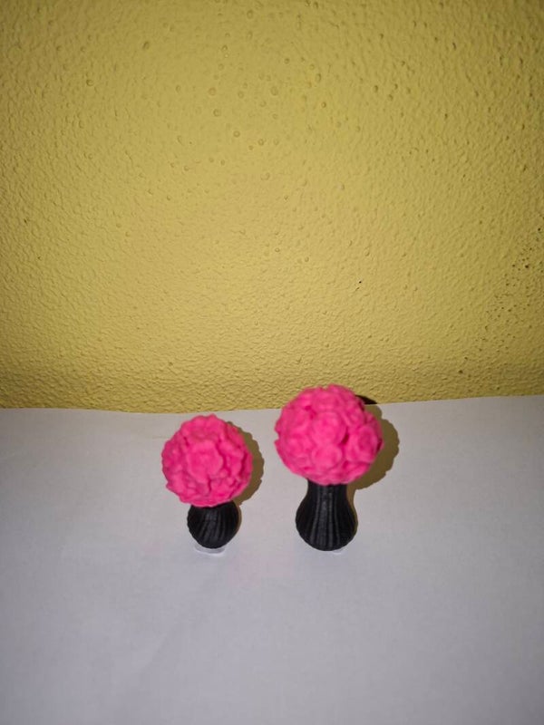 Grote en kleine vaas met bloemen