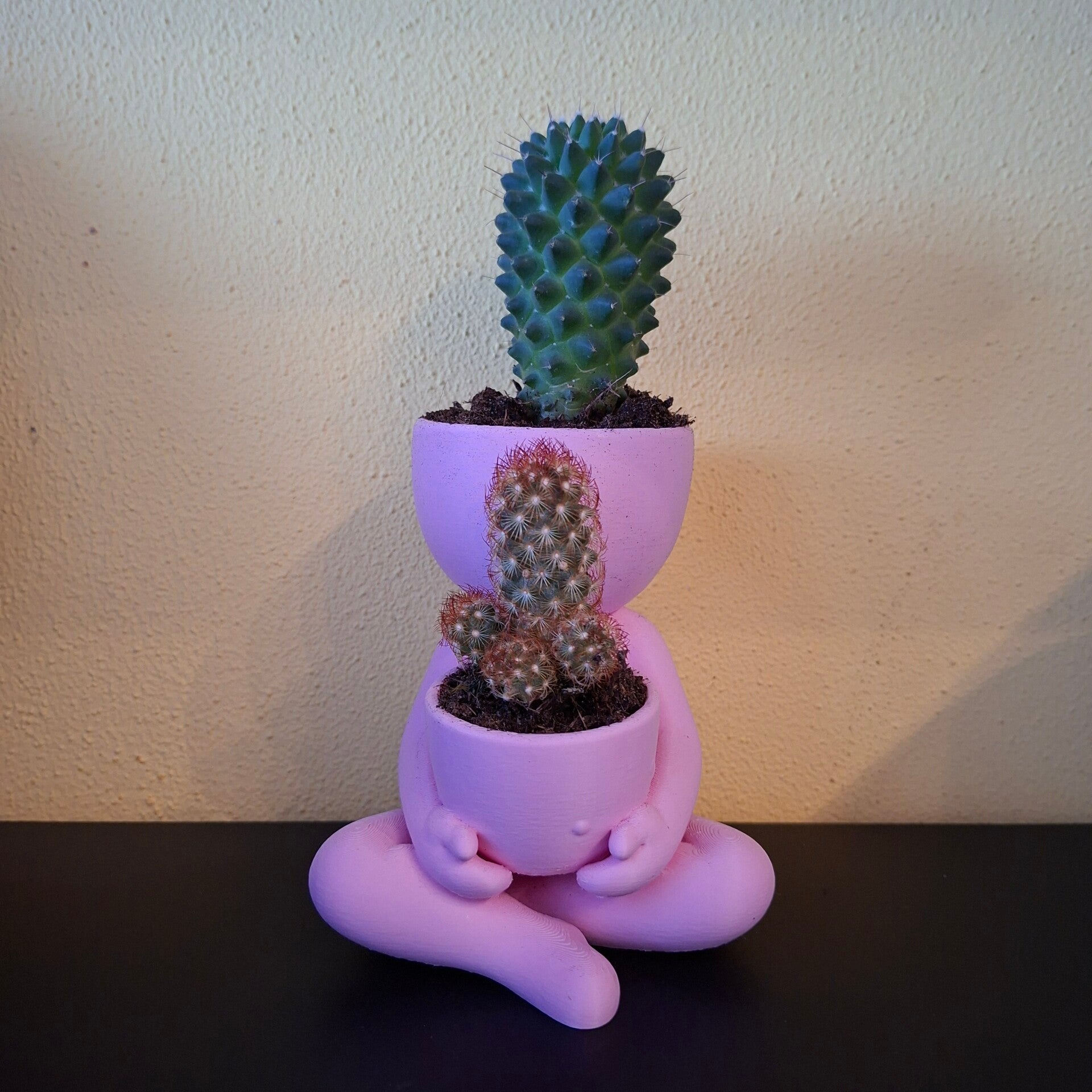 Zittend Figuurtje met 2 Potjes