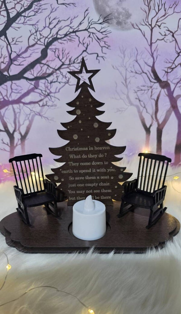 Kerst Herdenkingsset – Houten herdenkingsdecoratie met stoeltjes en LED-kaarsje