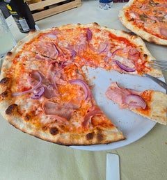 Bild: Bar Le Scale, Pizza Schinken mit Zwiebeln
