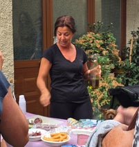Bild: Frau, die eine Verkostung präsentiert