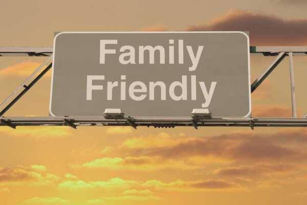 Bild: Verkehrsschild mit Aufschrift Family friendly