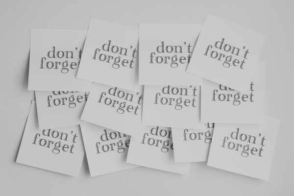 Bild: einzelne Postits mit Aufschrift dont'forget