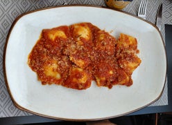 Bild: Ravioli gefüllt mit Riccotta dazu Tomatensugo