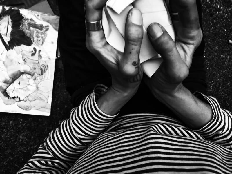 Hands crumble paper 