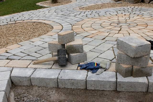 cleveland driveway paving workers