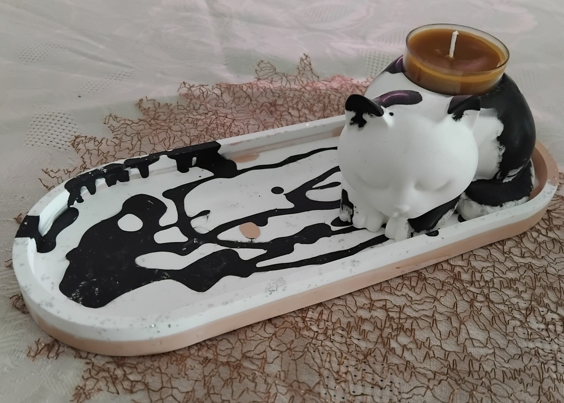 ​Chat Jouant avec la Peinture