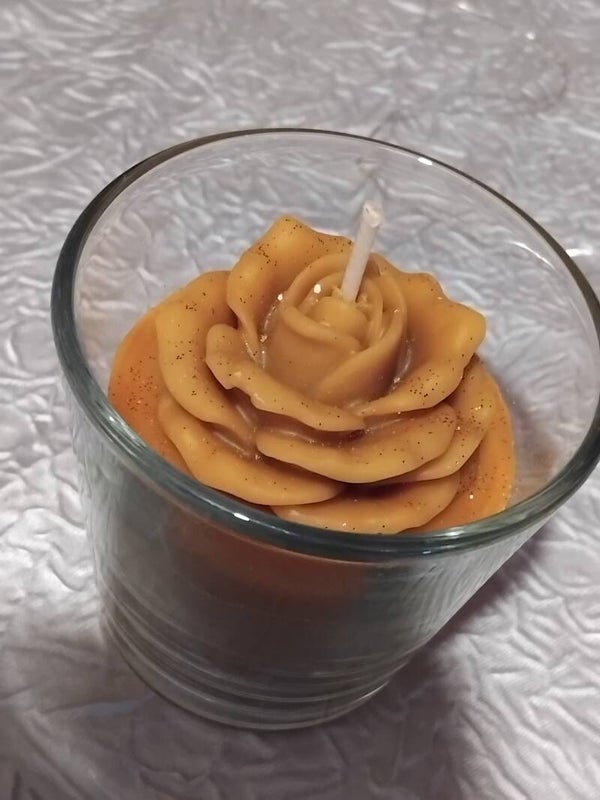 Bougie coulée avec sa jolie rose